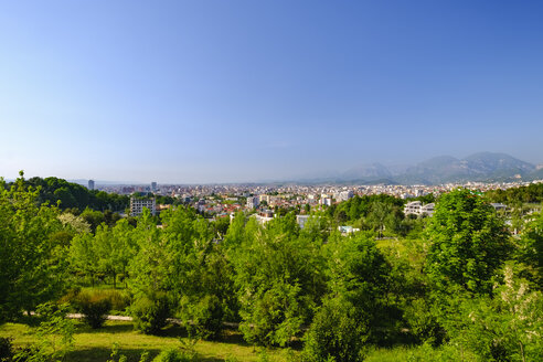 Albanien, Tirana, Blick vom Nationalen Märtyrerfriedhof auf die Stadt - SIEF07822