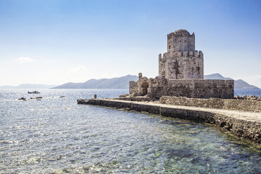 Griechenland, Peloponnes, Messenien, Methoni, Festung, Turm Burtzi und die Insel Sapientza im Hintergrund - MAMF00115