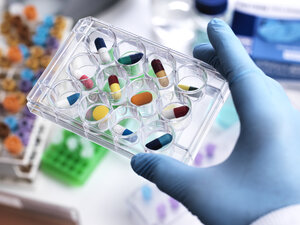 Pharmazeutische Forschung, Wissenschaftler mit einer Platte mit mehreren Vertiefungen, die im Labor zu testende Arzneimittel enthält - ABRF00151
