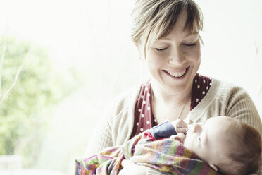 Mother holding baby son, portrait - CUF37012