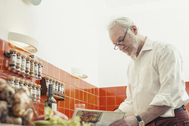 Senior man cooking in kitchen - CUF37016