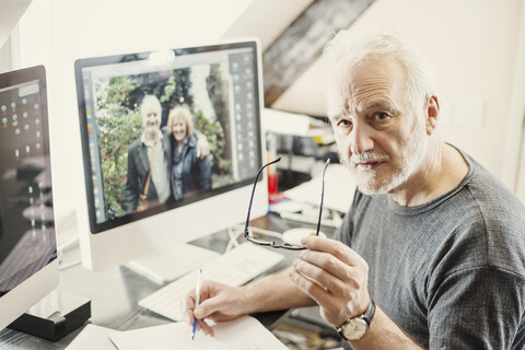 Älterer Mann arbeitet zu Hause, lizenzfreies Stockfoto