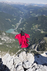 Älterer Mann beim BASE-Sprung vom Berg, Alleghe, Dolomiten, Italien - CUF37061