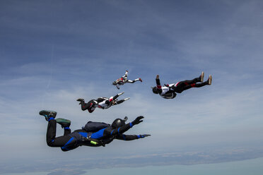 Vier junge erwachsene männliche Fallschirmspringer im freien Fall, Siofok, Somogy, Ungarn - CUF37064