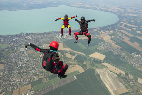 Drei Fallschirmspringer beim Freiflug in Formation, Siofok, Somogy, Ungarn - CUF37066