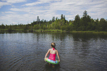 Rückansicht eines Mädchens mit Gummiring in Indian River, Ontario, Kanada - CUF37071