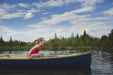 Aufgeregtes Mädchen sitzt im Kanu auf dem Indian River, Ontario, Kanada - CUF37073