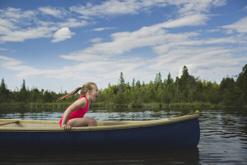 Aufgeregtes Mädchen sitzt im Kanu auf dem Indian River, Ontario, Kanada - CUF37073