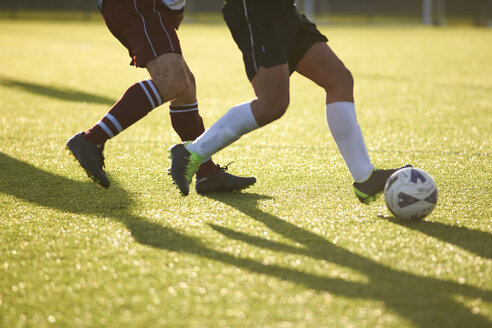 Fußballspieler kämpfen um den Ball - CUF37101