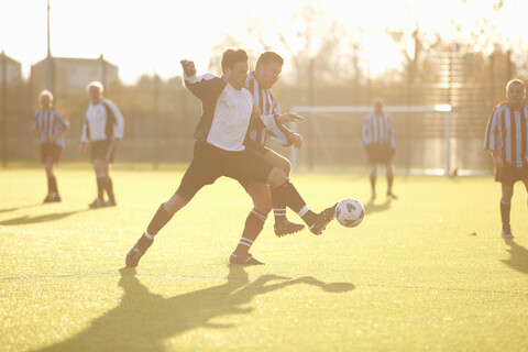 Fußballspieler kämpfen um den Ball, lizenzfreies Stockfoto