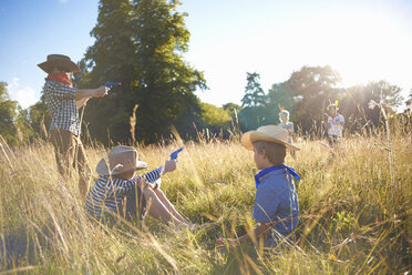 Gruppe von Jungen, die auf einem Feld spielen - CUF37108