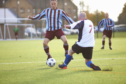 Fußballspieler kämpfen um den Ball - CUF37111