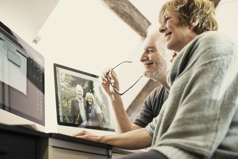 Ehepaar benutzt Computer zu Hause, lizenzfreies Stockfoto