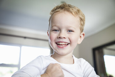 Porträt eines lächelnden dreijährigen Jungen - CUF37130