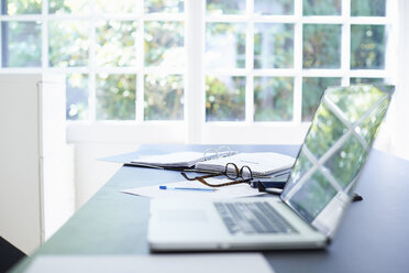 Laptop und Tagebuch auf dem Esszimmertisch - CUF37262