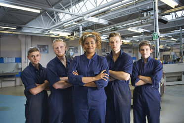 Gruppenbild von Studenten in einem College-Workshop - CUF37271