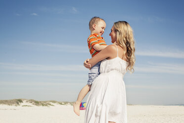 Mittlere erwachsene Mutter mit Sohn am Strand, Kapstadt, Westkap, Südafrika - CUF37344