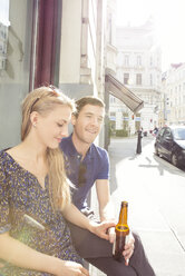 Junges Paar trinkt Bier in einem Straßencafé - CUF37383