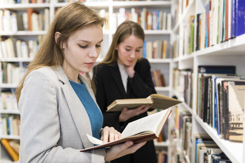 Porträt eines jugendlichen Mädchens, das in einer öffentlichen Bibliothek ein Buch liest - WPEF00489