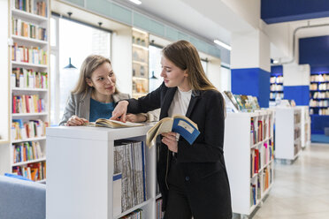 Zwei Mädchen im Teenageralter in einer öffentlichen Bibliothek - WPEF00495