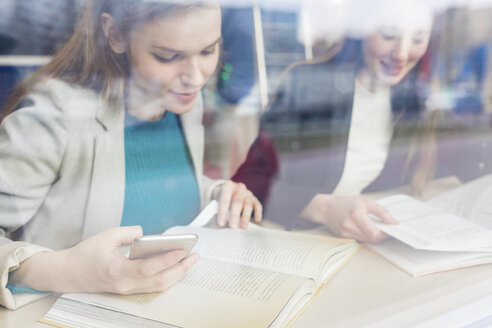 Mädchen im Teenageralter lesen Bücher in einer öffentlichen Bibliothek - WPEF00503