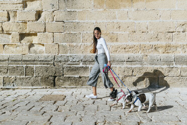 Junge Frau mit ihren beiden Hunden - KIJF01952