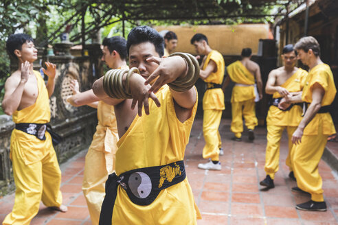 Vietnam, Hanoi, Männer beim Kung-Fu-Training - WPEF00518