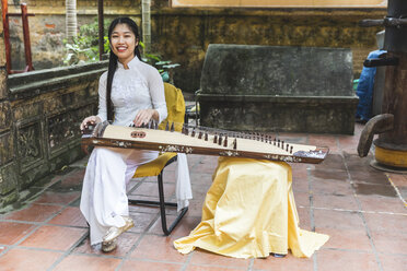 Vietnam, Hanoi, junge Frau mit Dan tranh - WPEF00524