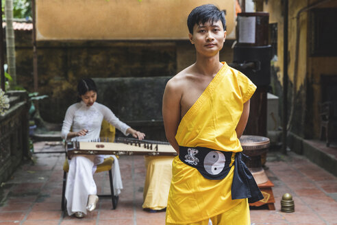 Vietnam, Hanoi, junger Mann in Kung-Fu-Kleidung - WPEF00525