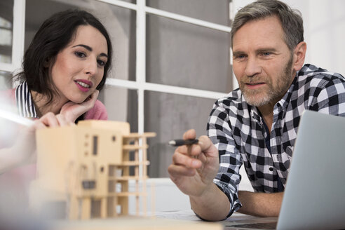 Kollegen besprechen ein Architekturmodell im Büro - FKF02990