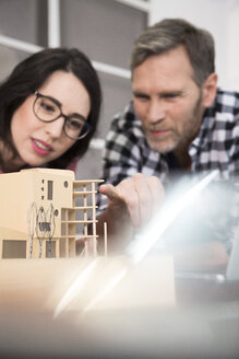 Kollegen begutachten Architekturmodell im Büro - FKF02997