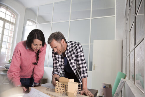 Kollegen besprechen ein Architekturmodell im Büro - FKF03011