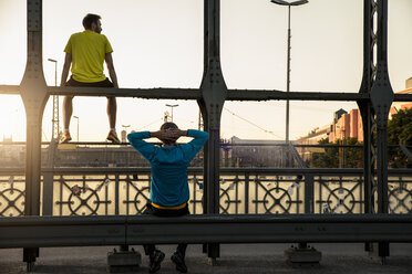 Freunde entspannen sich auf einer Brücke, München, Bayern, Deutschland - CUF37524