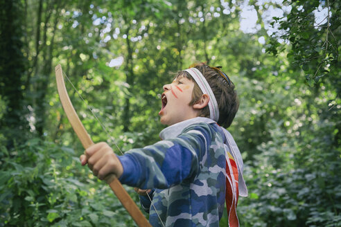 Jungen spielen im Wald mit Pfeil und Bogen - CUF37551