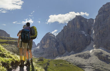 Rückansicht eines Wanderpaares mit Blick über das Tal, Brentei-Hütte, Brenta-Dolomiten, Italien - CUF37597