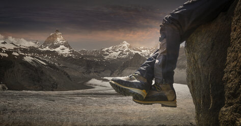 Beine eines männlichen Bergsteigers baumelnd über Felskante, Zermatt, Matterhorn, Kanton Wallis, Schweiz - CUF37599