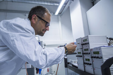 Laborassistentin bei der Arbeit an Geräten - CUF37663