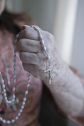 Ältere Frau hält Rosenkranz - ISF14543