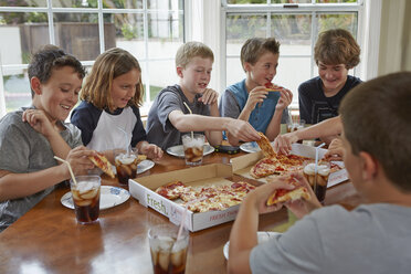 Eine Gruppe von Jungen teilt sich eine Pizza - ISF14626