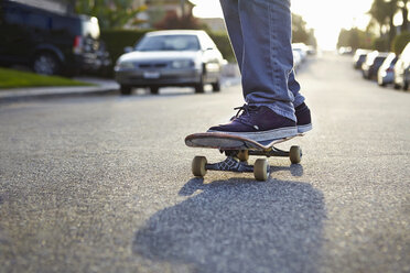 Junge fährt Skateboard auf der Straße, Nahaufnahme - ISF14634