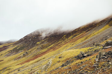 Vereinigtes Königreich, England, Cumbria, Lake District, Wolken über den Gipfeln der Berge am Honister Pass - WPEF00547