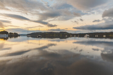 Vereinigtes Königreich, England, Cumbria, Lake District, Windermere See, Blick bei Sonnenaufgang von Ambleside - WPEF00550