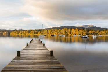 Vereinigtes Königreich, England, Cumbria, Lake District, Windermere Lake Boardwalk, Blick bei Sonnenaufgang - WPEF00552
