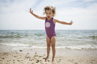 Porträt eines springenden weiblichen Kleinkindes am Strand von Falmouth, Massachusetts, USA - ISF14649