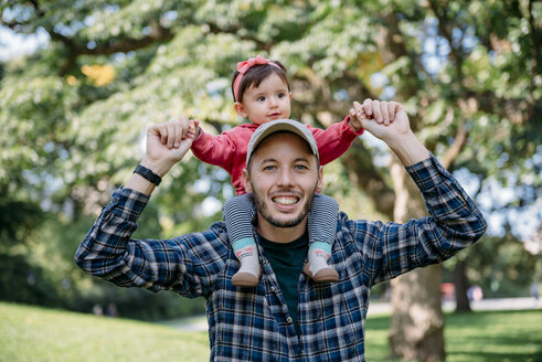USA, New York, Vater mit kleinem Mädchen auf den Schultern spaziert durch den Central Park - GEMF02095