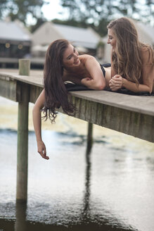 Zwei junge Frauen entspannen sich am Flussufer - ISF14741