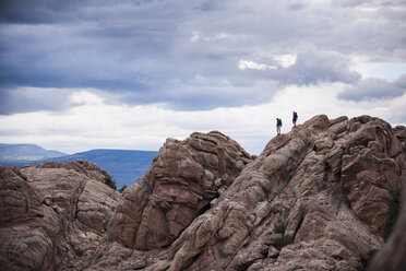 Paar auf Felsen, Hartman Rocks Recreation Area, Gunnison, Colorado, USA - ISF14789