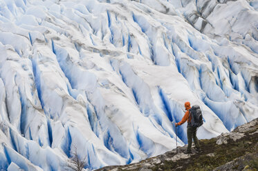 Mann am Grauen Gletscher in der Nähe des Campamento Los Guardas, Torres del Paine National Park, Chile - ISF14804