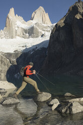 Mann auf Trittsteinen, El Chalten, Los Glaciares National Park, Argentinien - ISF14805