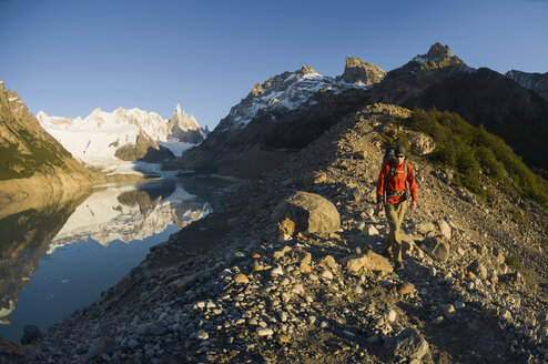Mann beim Wandern in der Nähe der Laguna Torre, El Chalten, Nationalpark Los Glaciares, Argentinien - ISF14806